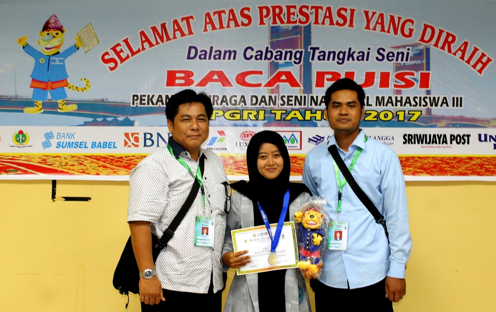 Inna Kholifatul Ula (tengah) foto bersama official usai penerimaan penghargaan dari juri
